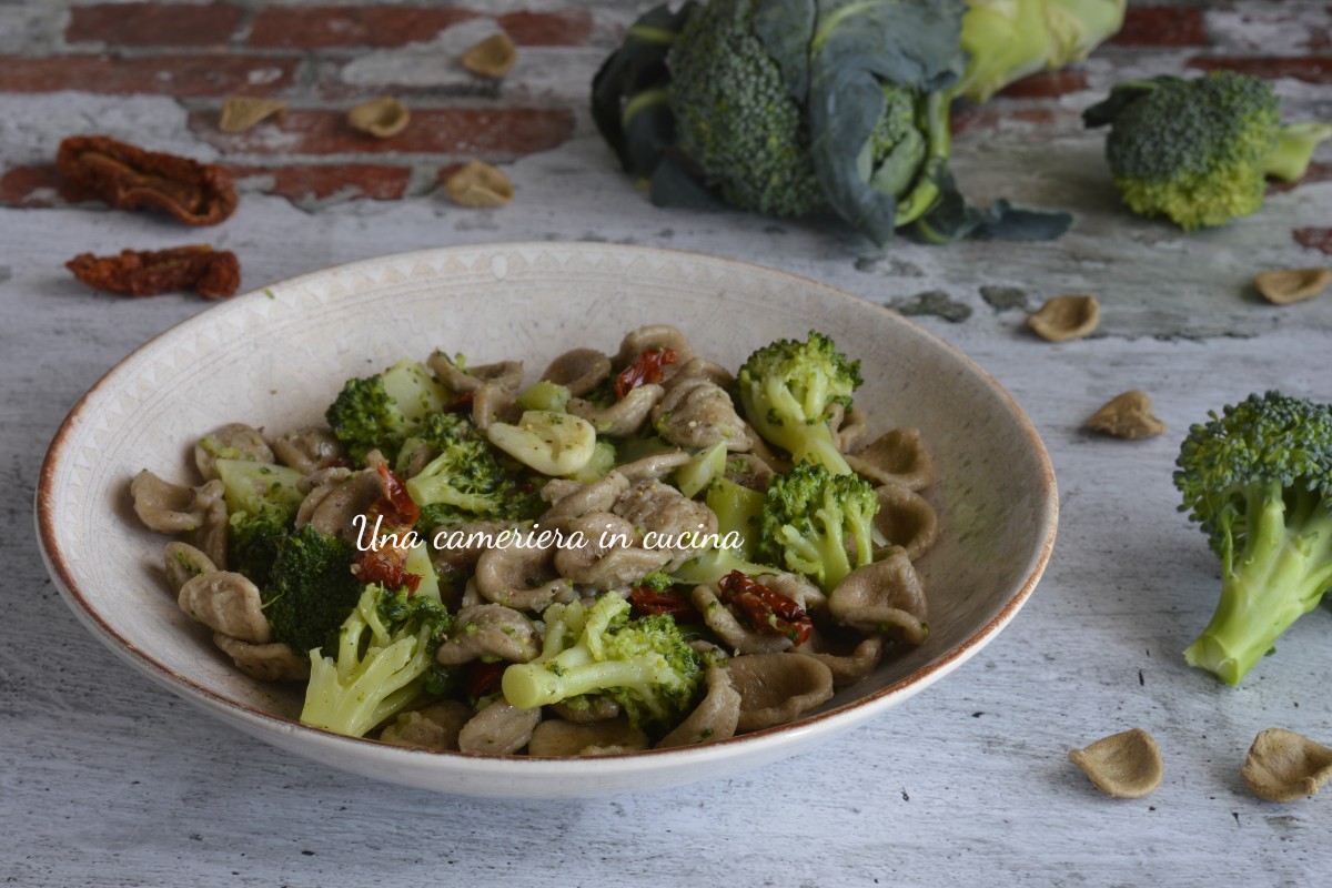 Pasta de grano tostado con brócoli tomates secos y anchoas