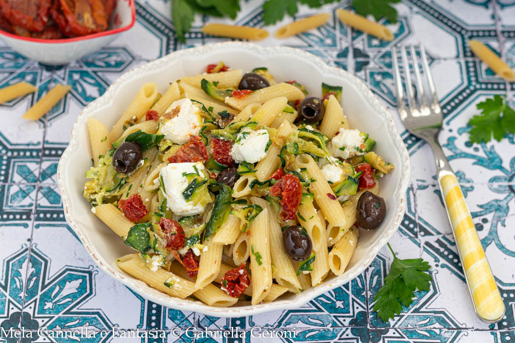 Pasta fría con calabacines feta y tomates secos