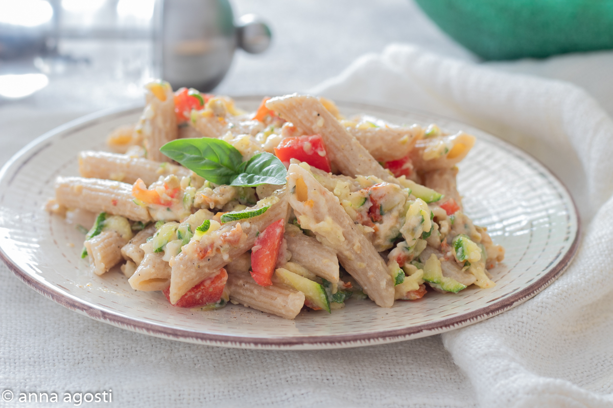 Pasta integral fría con verduras