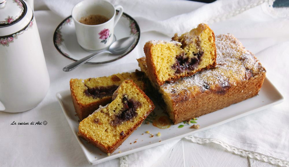 Pastel suave con almendras y arándanos