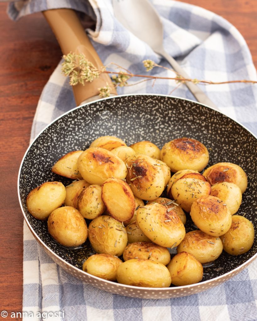 Patatas nuevas asadas en sartén