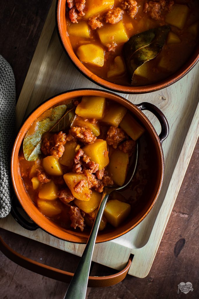 Patatas y salchicha guisadas