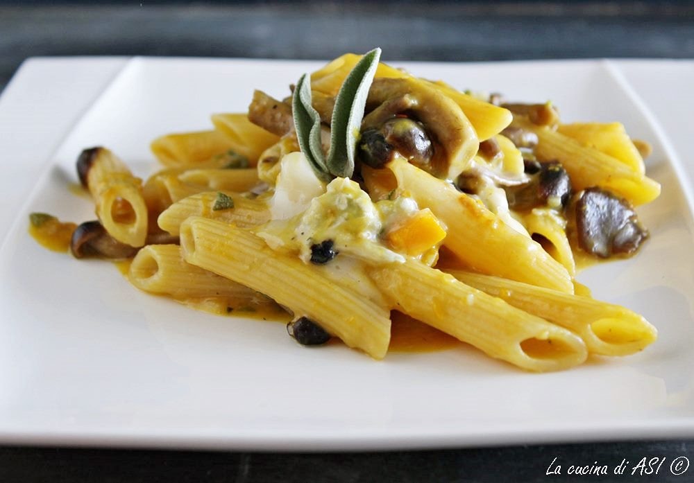 Penne con calabaza, setas y gorgonzola