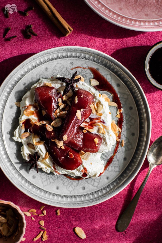 Peras al vino tinto con su crema de mascarpone