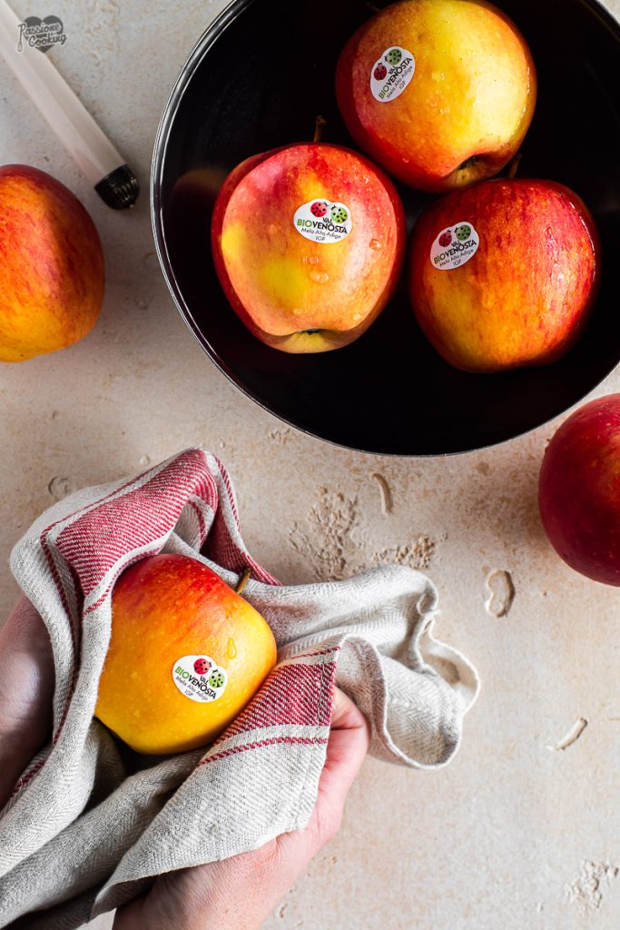 Queso fundido con radicchio salteado y manzanas Pinova bio