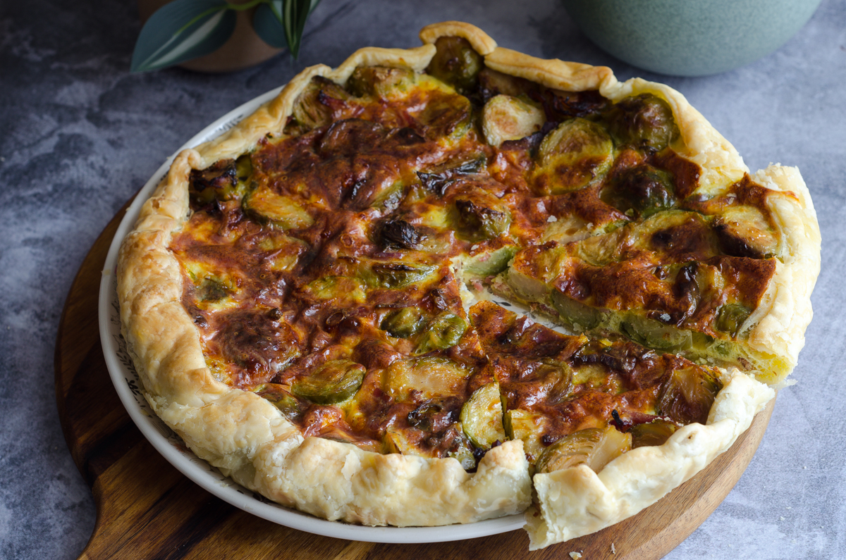 Quiche de coles de Bruselas y speck