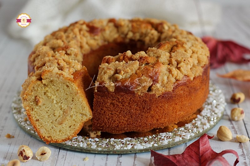 Rosco esponjoso de café con crumble de avellanas