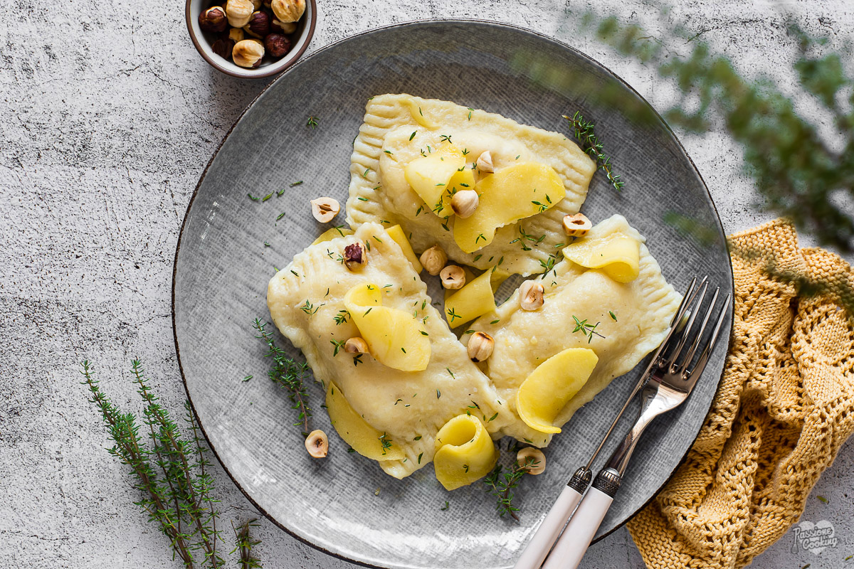 Raviolis de patatas rellenos de manzanas y queso