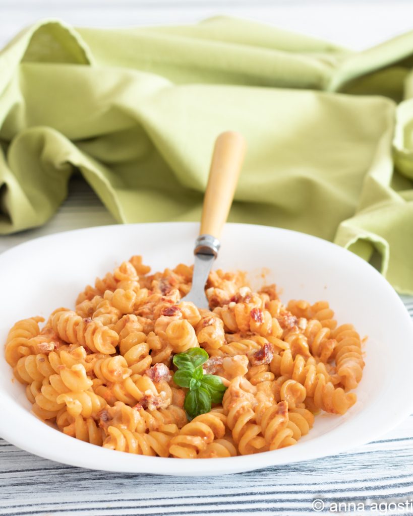 Receta de pasta con tomates secos y salchichas