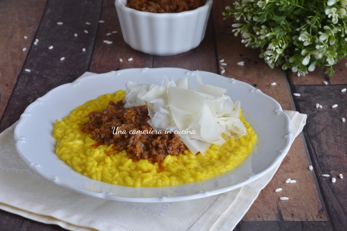 Risotto al azafrán con ragú y raspadura