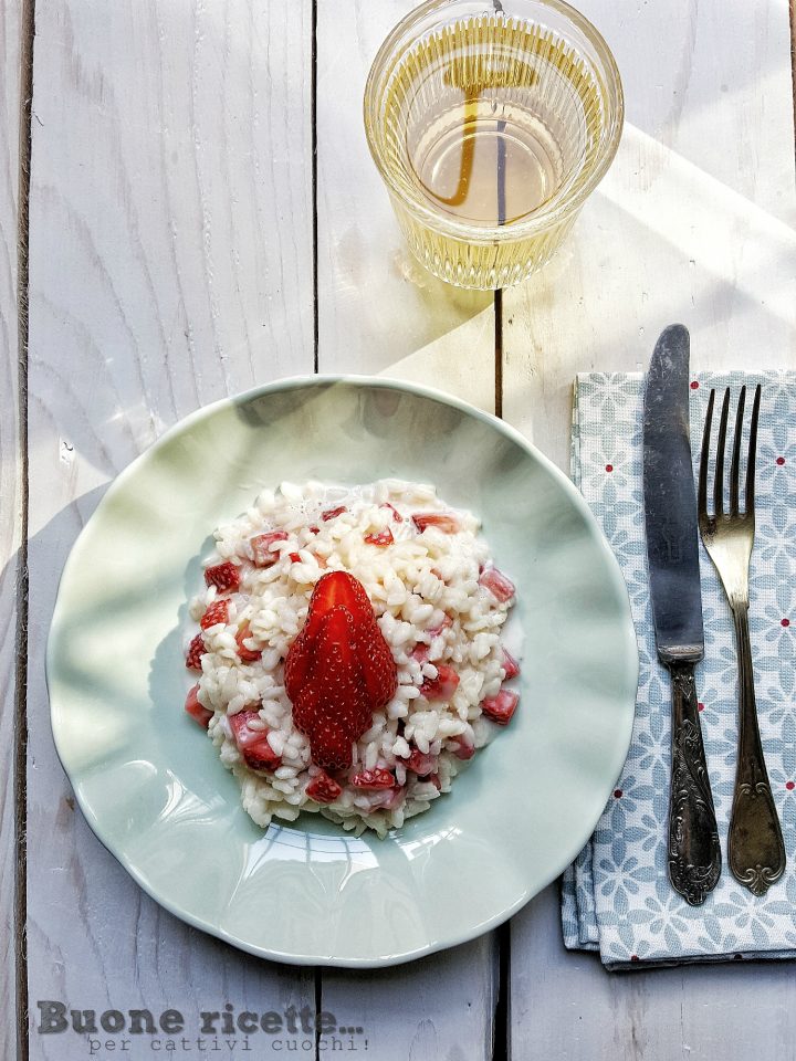 Risotto con fresas, robiola y vino blanco