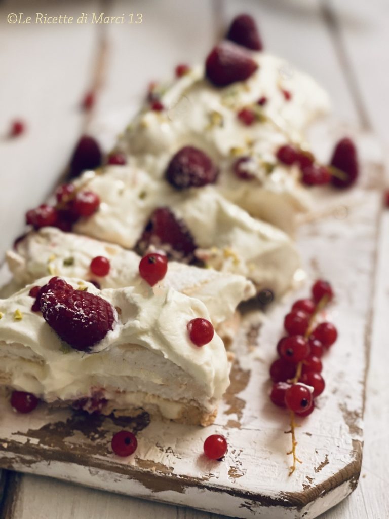Rollo de Merengue fácil con nata y frutos del bosque