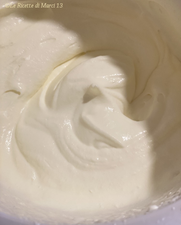 Rollo de Merengue fácil con nata y frutos del bosque crema