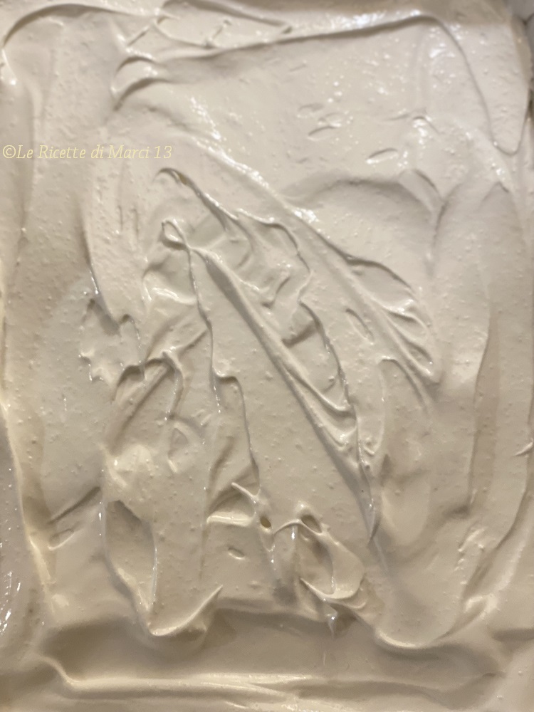 Rollo de Merengue fácil con nata y frutos del bosque