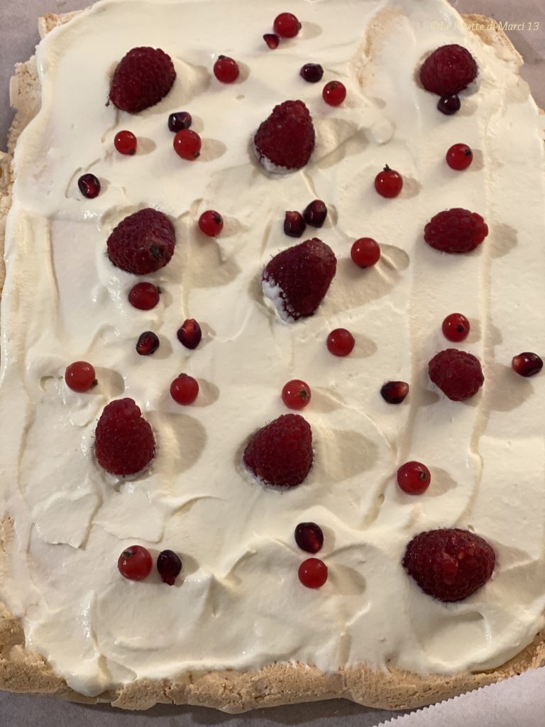 Rollo de Merengue fácil con nata y frutos del bosque