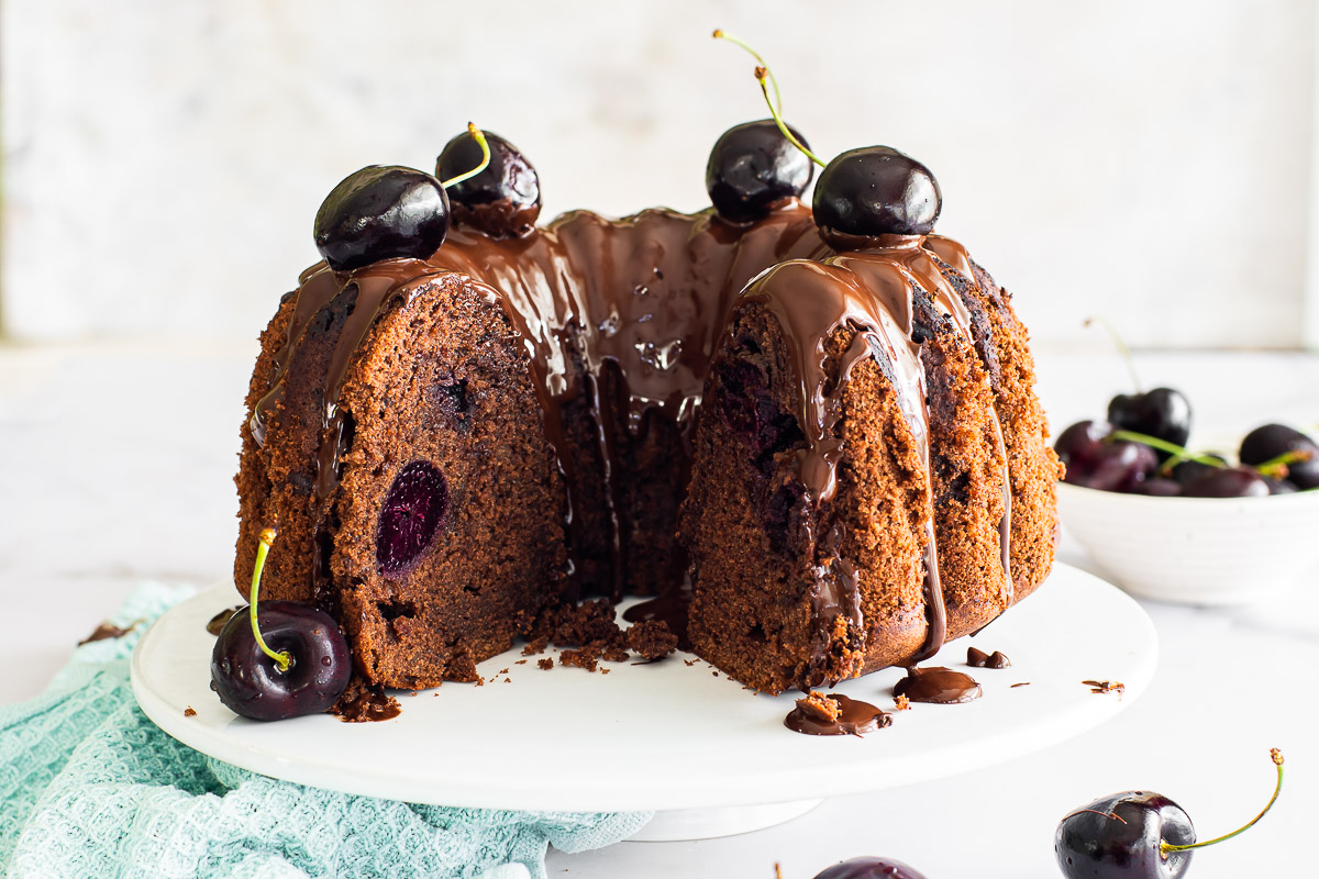 Rosquilla de chocolate y cerezas