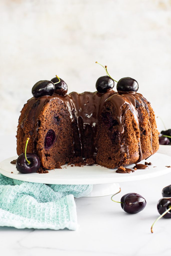 Rosquilla de chocolate y cerezas