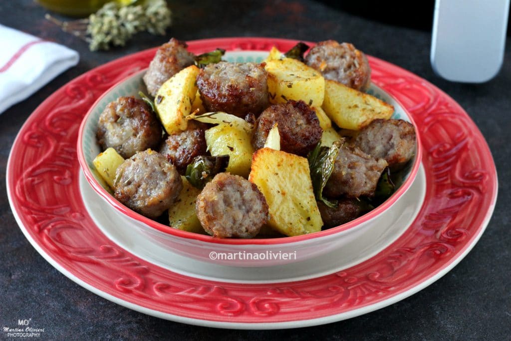 Salchichas y patatas con pimientos verdes