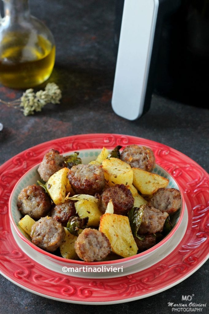 Salchichas y patatas con pimientos verdes