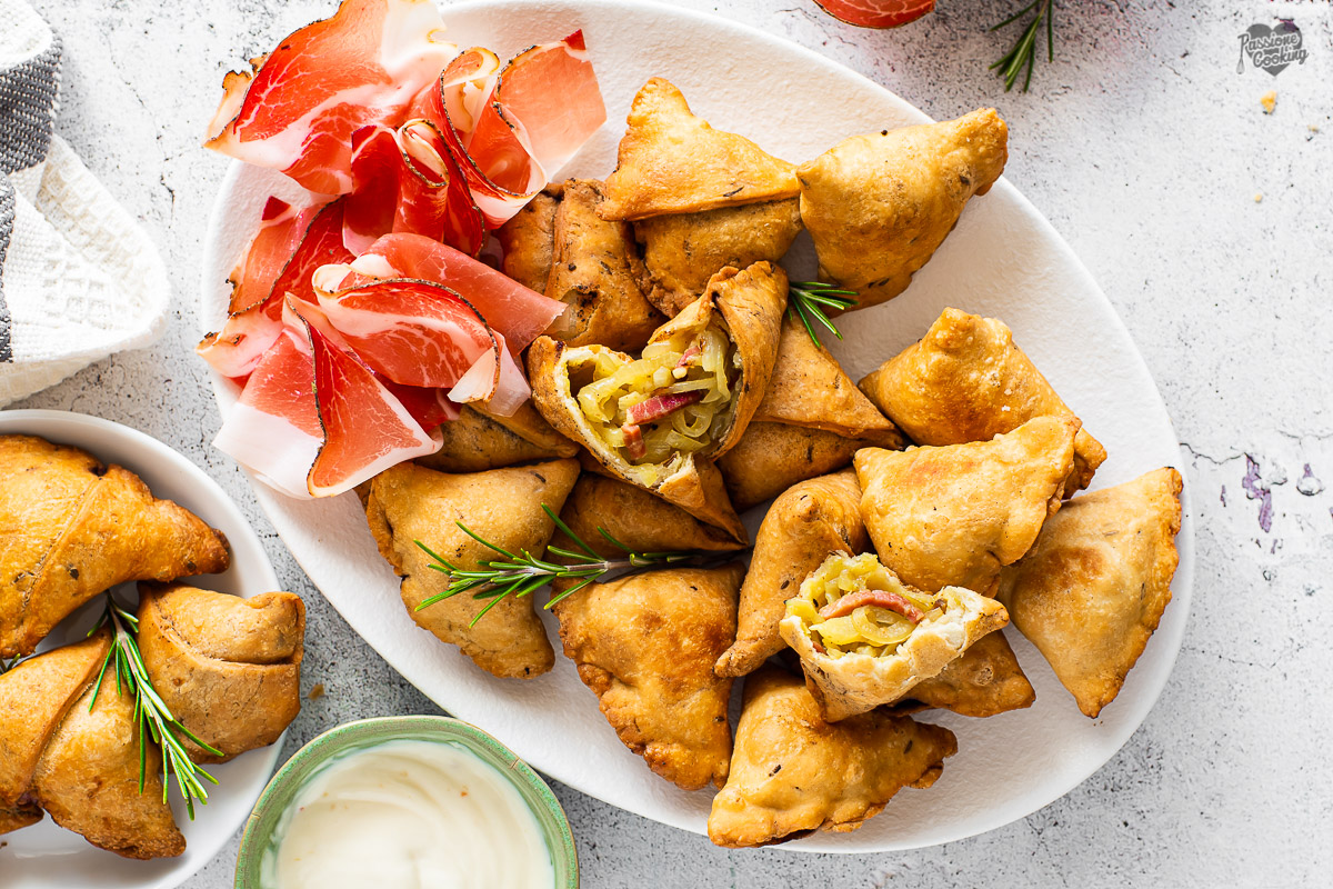 Samosa con cebollas y Speck Alto Adige IGP