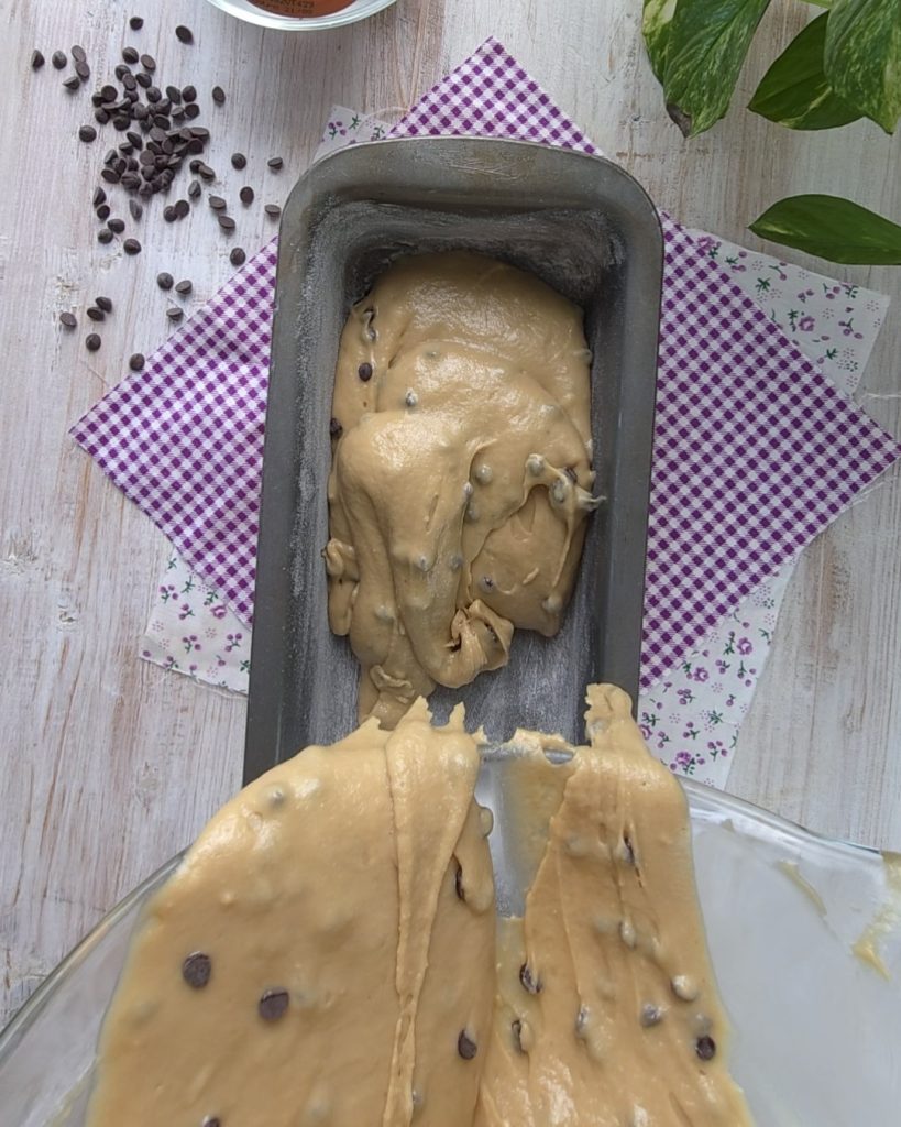 vierta la mezcla en un molde de plumcake