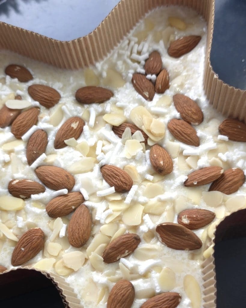 decorar la superficie con las almendras