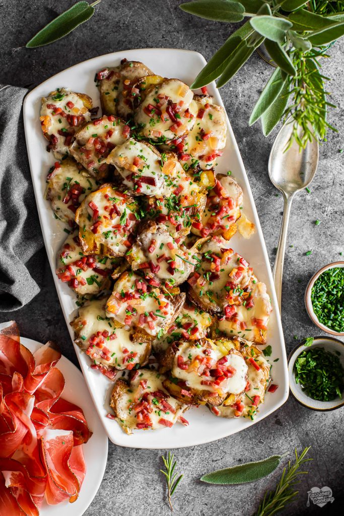 Smashed potatoes con speck y queso