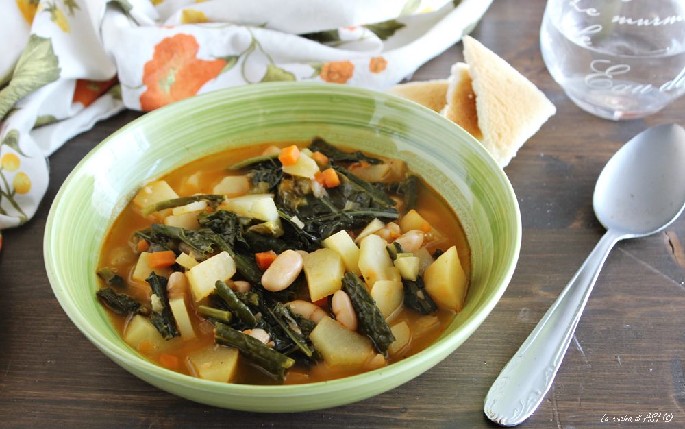 Sopa con col rizada cannellini y patatas