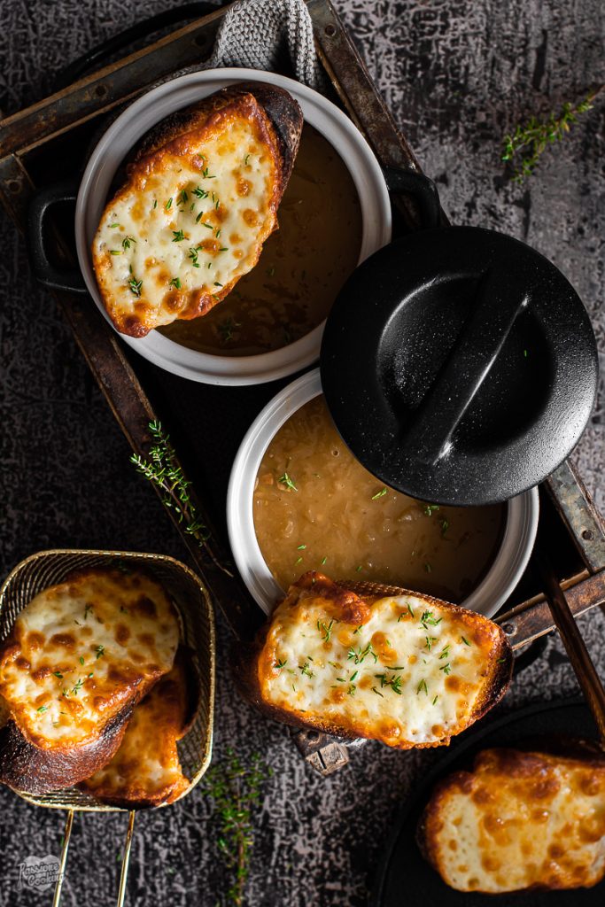 Sopa de cebolla con picatostes al queso