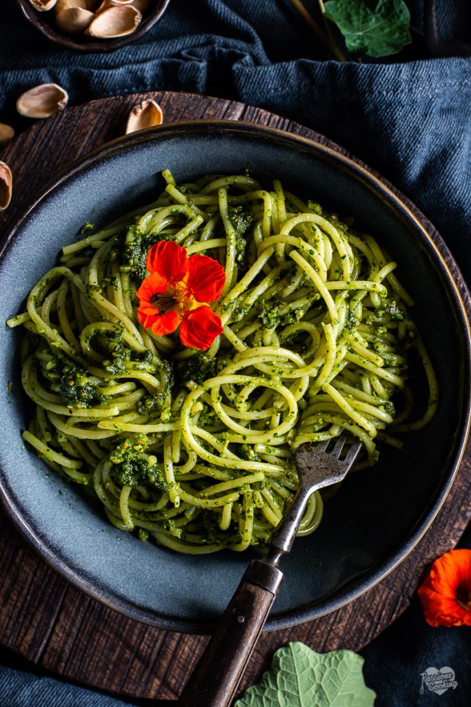 Spaghetti con pesto de capuchina