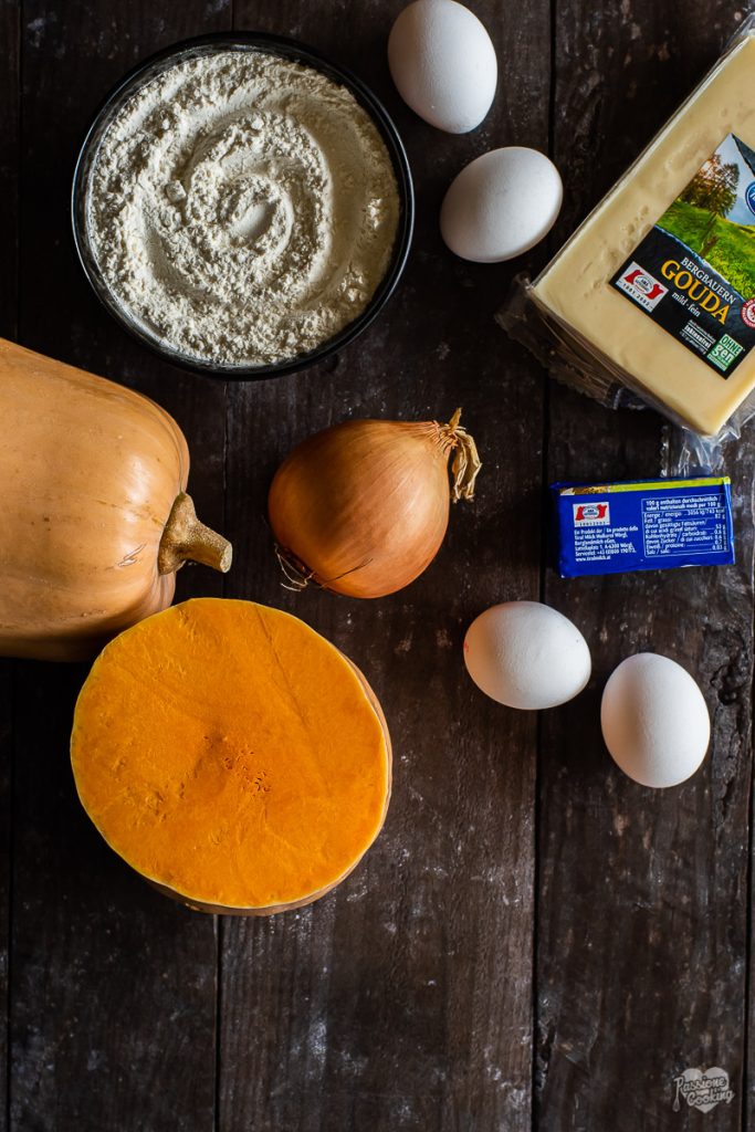 Spätzle de calabaza con queso y cebollas fritas