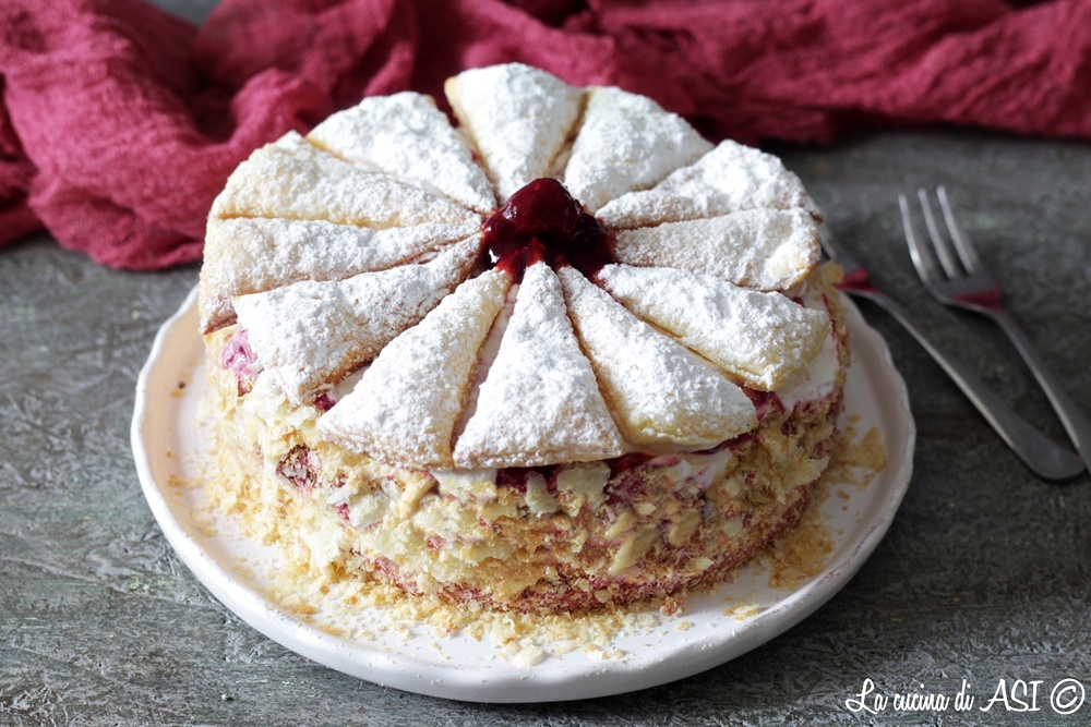 Tarta en porciones con frutos del bosque