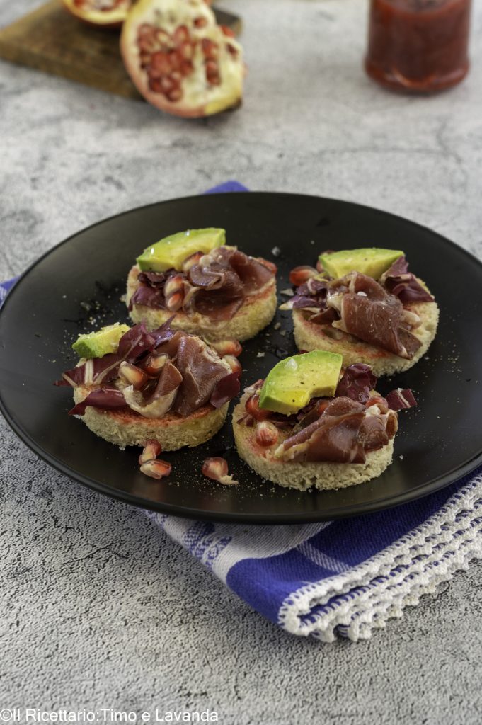 tostas con granada y speck de pato