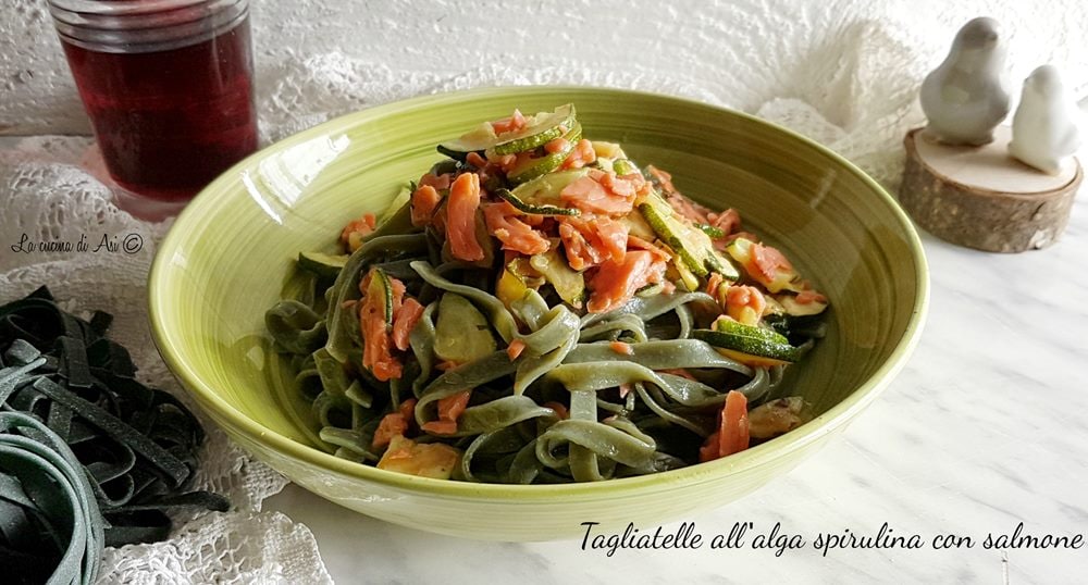 Tagliatelle a la alga espirulina con salmón