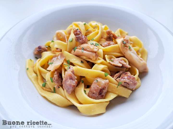 Tagliatelle con champiñones y salchicha