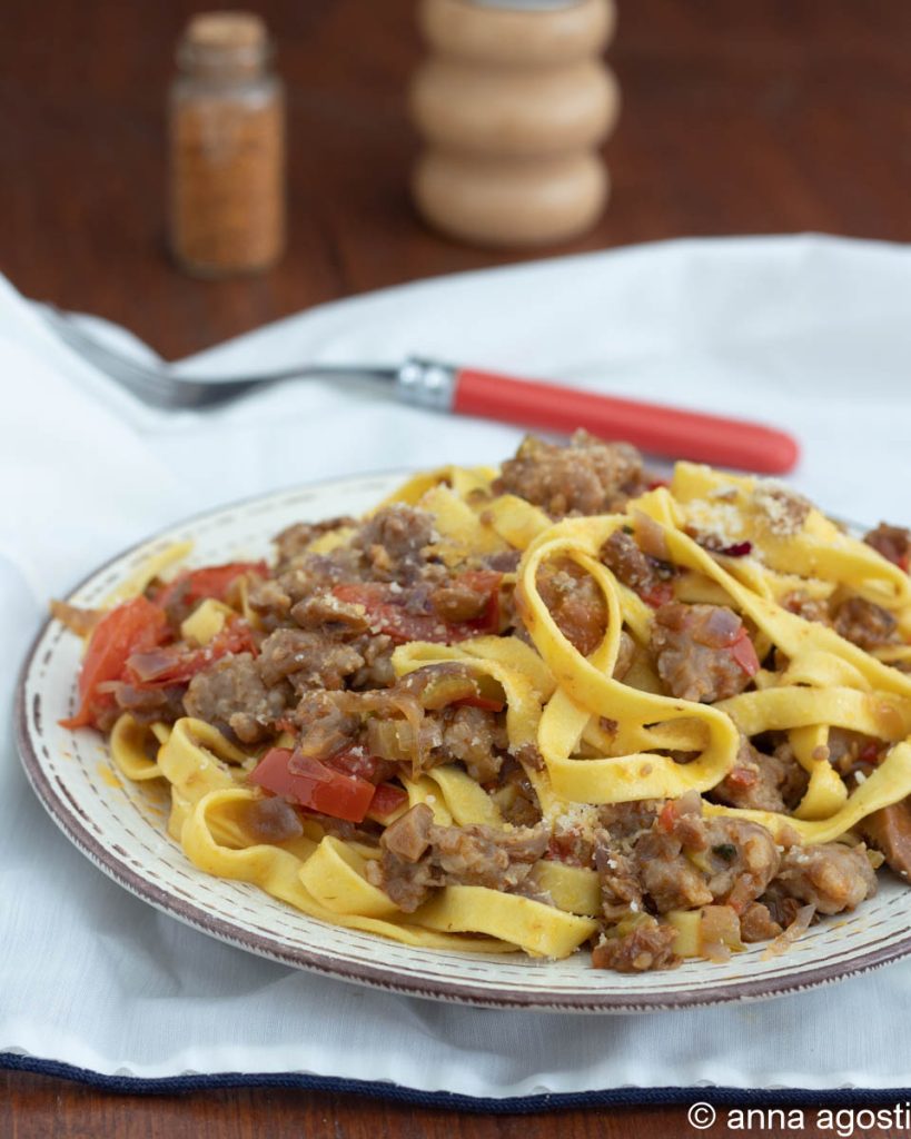 tagliatelle con ragú de salchichas