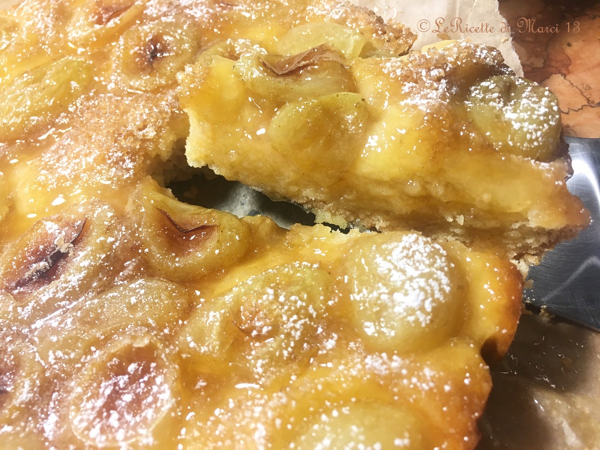 Tarta blanda con uva caramelizada. Lista para hornear en 15 minutos.