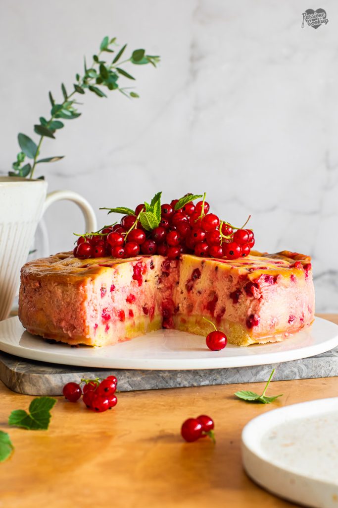Tarta de queso con mascarpone y grosellas