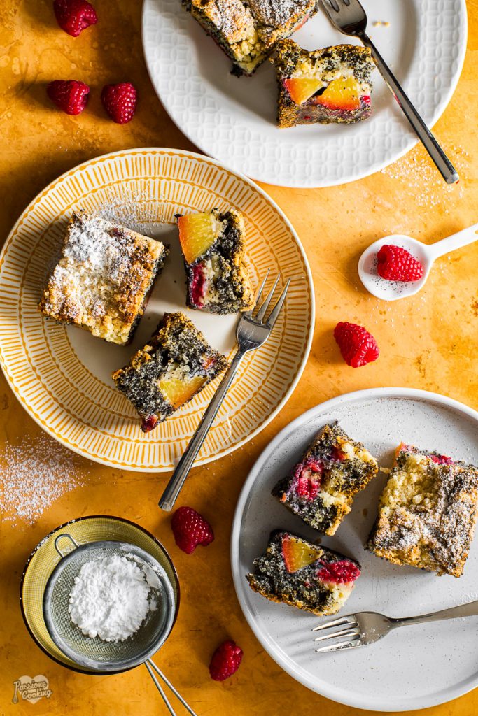 Tarta de semillas de amapola con melocotones