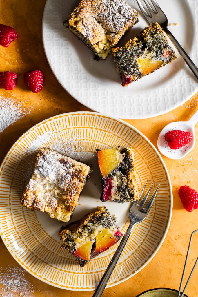 Tarta de semillas de amapola con melocotones