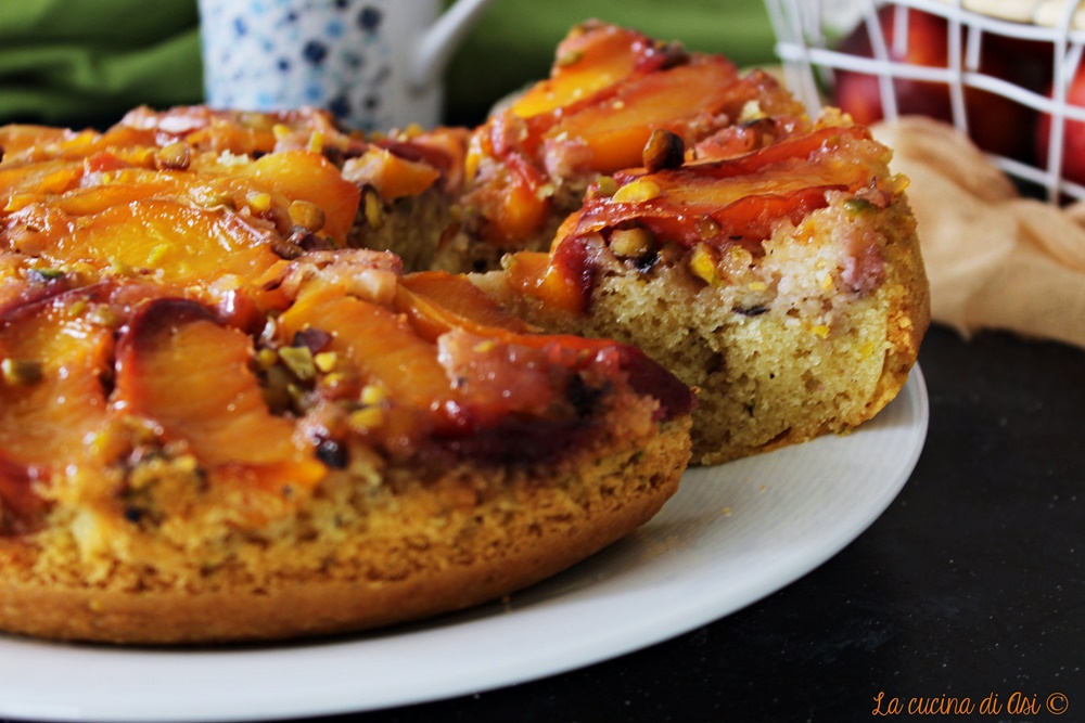 Tarta invertida con melocotones y pistachos