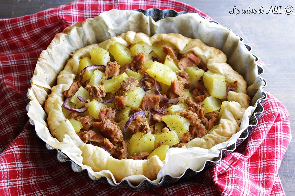 Tarta rústica con atún, patatas y cebolla