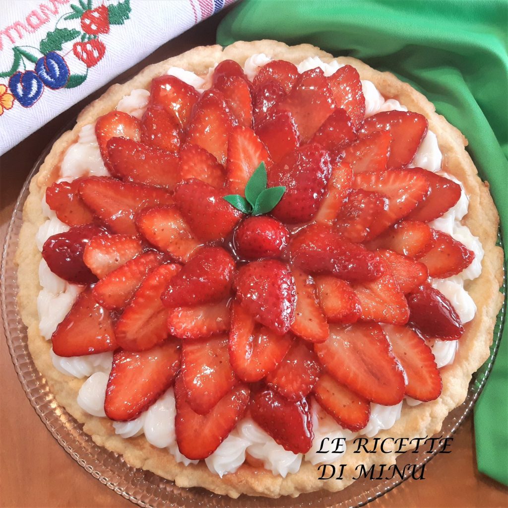 Tarta fría con crema y fresas