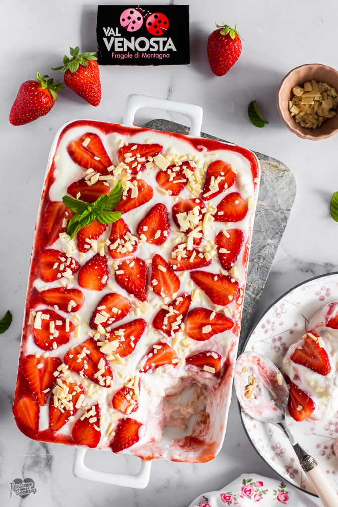 Tiramisú de fresas y chocolate blanco