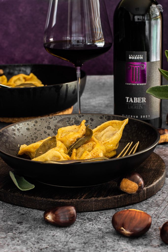 Tortelloni con castañas y salchicha