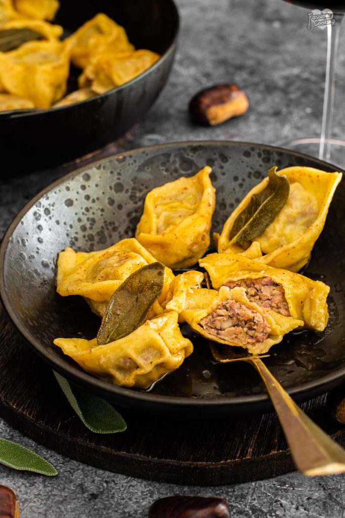 Tortelloni con castañas y salchicha