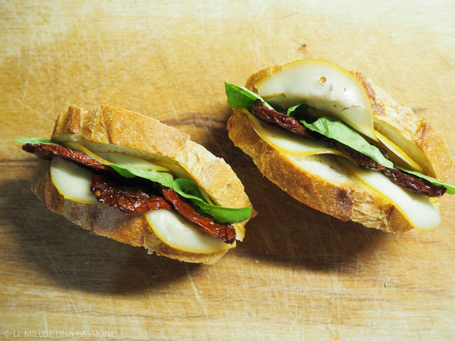 Sándwiches rellenos con provola ahumada y tomates secos