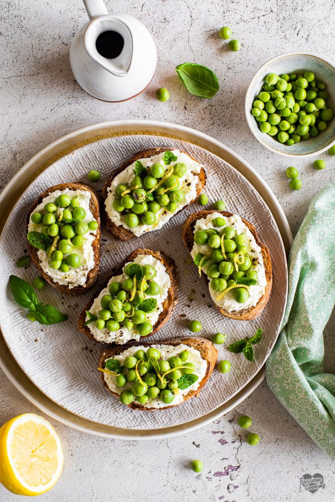 Tostaditas con ricotta y guisantes frescos