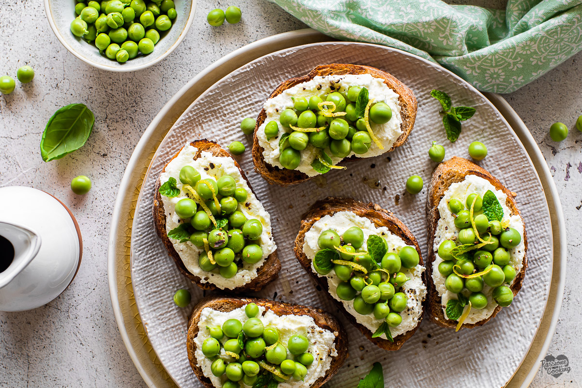 Tostaditas con ricotta y guisantes frescos