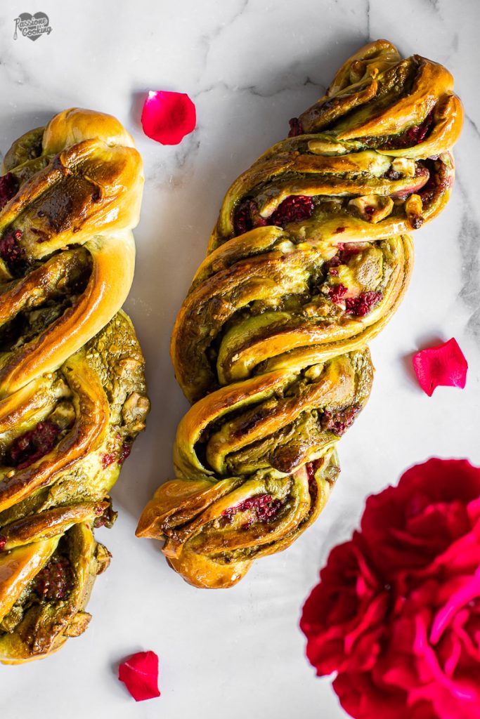 Trenza con crema de pistachos y frambuesas